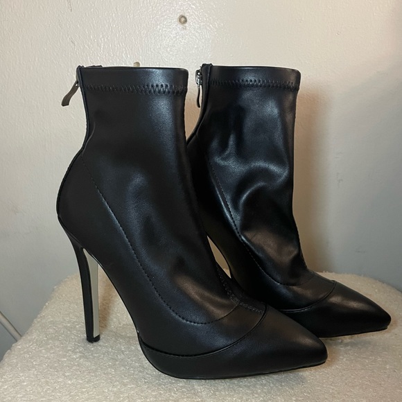 Pretty Little Thing heeled ankle boots - Picture 2 of 8